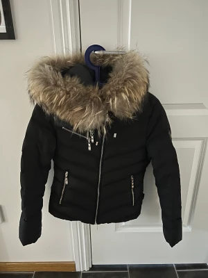 Hollies jacka  - Säljer min hollies jacka då den inte längre används. sparsamt använd. Nypris 4000kr! kan skicka fler bilder 