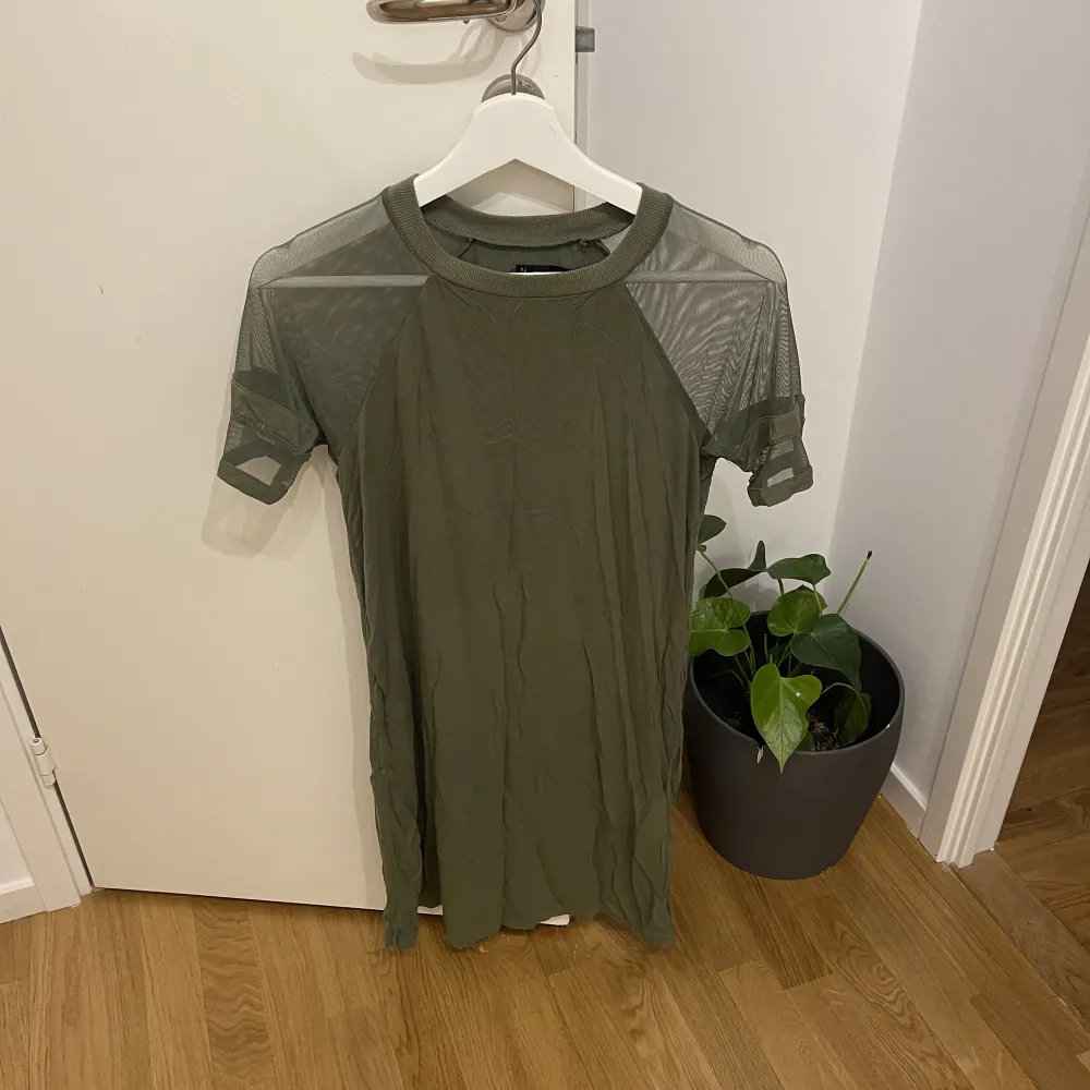 Olivgrön T-shirt klänning i storlek xs . Klänningar.