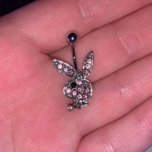 PLAYBOY NAVELPIERCING  - oanvänd💗skriv till mig om du vill köpa, kan skicka med frimärke och då kostar frakten bara 15kr🙏