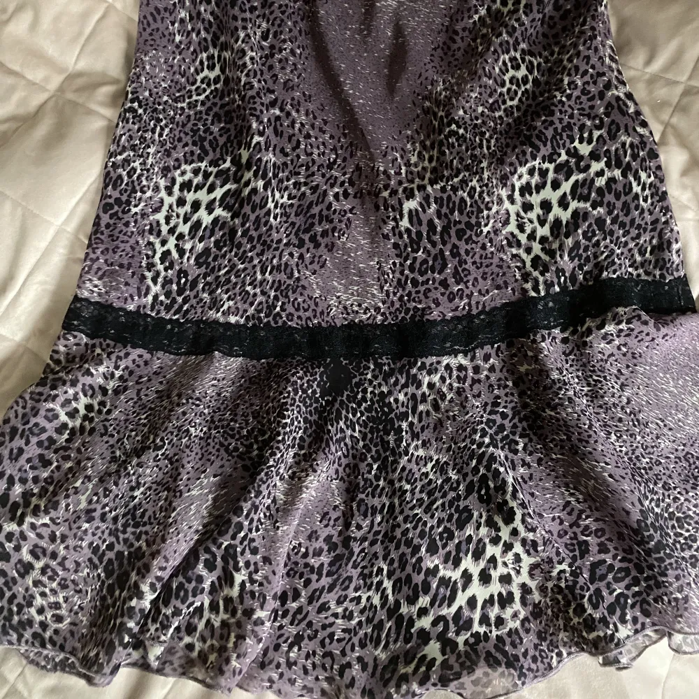 Fin lila leopardmönstrad ankellång kjol. Kommer inte till användning. Storlek 44 men passar mindre om man vill ha den lågmidjat. Har själv storlek 38/40 och den passar mig lågmidjat💜. Kjolar.
