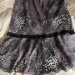 Fin lila leopardmönstrad ankellång kjol. Kommer inte till användning. Storlek 44 men passar mindre om man vill ha den lågmidjat. Har själv storlek 38/40 och den passar mig lågmidjat💜
