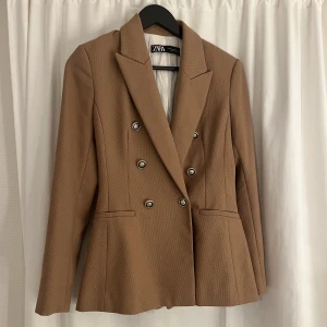 Blazer  - Säljer min eleganta blazer från Zara. Nästan aldrig använt, nyskick. Köpt för 600kr, säljs för 200kr. Kan mötas i Stockholm, frakt tillkommer annars. Storlek xs 34