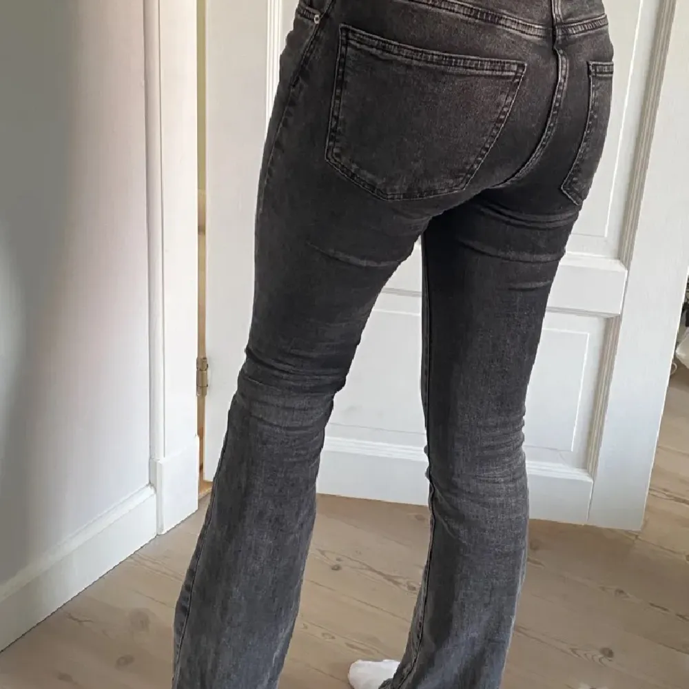 Lågmidjade jeans från Gina tricot.  Säljer pga att de är något små.  Endast använda 2 ggr alltså som nya!! De är svart gråa i färg. Köpa för 500kr De är i storlek 34 och passar mig som är 170 lång!. Jeans & Byxor.