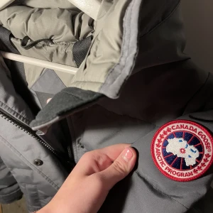 Canada Goose jacka - Shelburne Parka - Säljer denna snygga Canada Goose jacka. Den är i princip oanvänd och har inga defekter. Köpt i december 2022 från Canada Goose egna hemsida för cirka 13 000 kr. Äkthetsbevis och jackans box tillkommer. Skriv för fler bilder! Pris kan diskuteras.