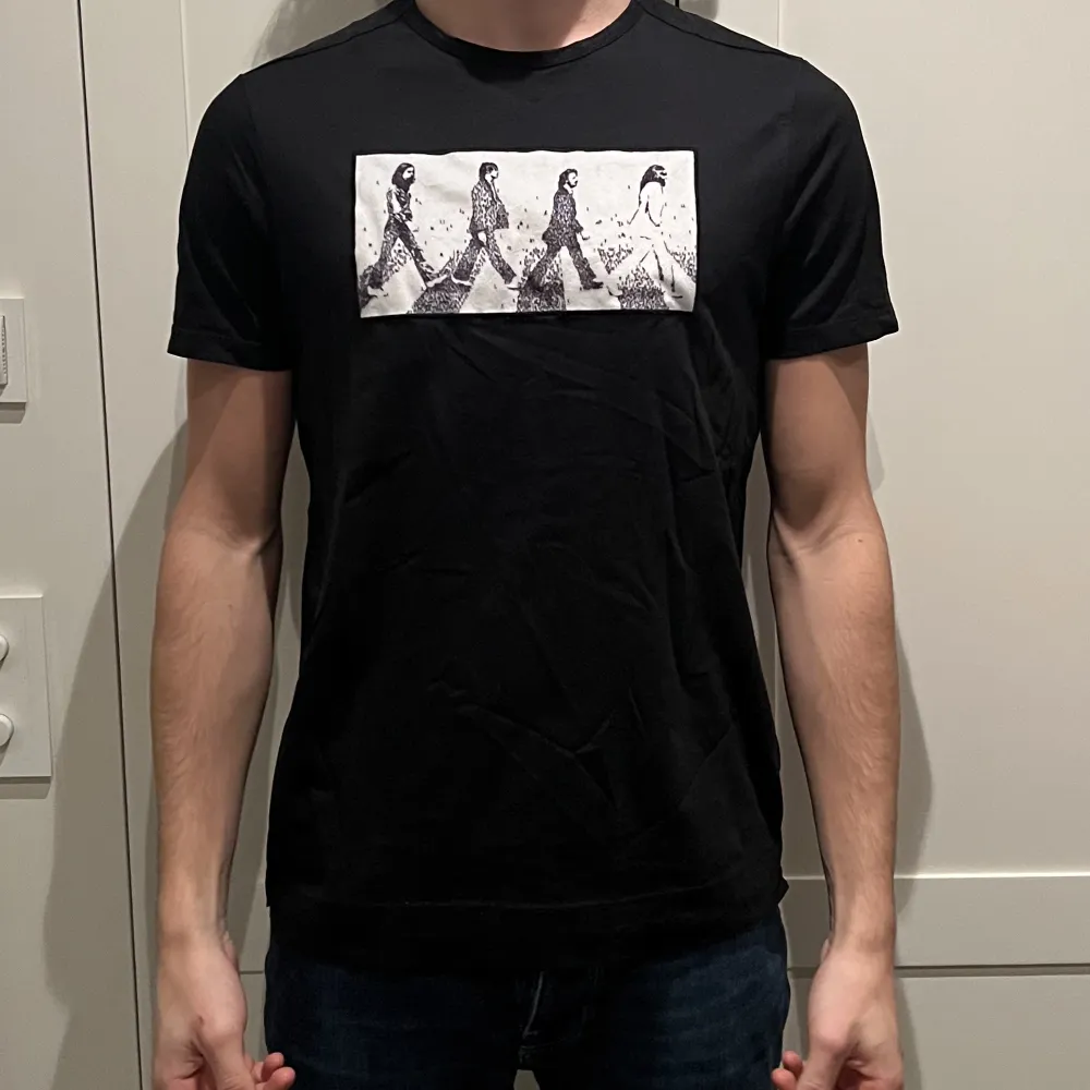 Svart Limitato T-shirt från 2019. Knappast använd och riktigt bra skick. Original låda medföljer. . T-shirts.