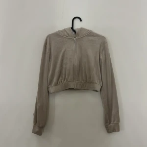 H&M tröja - Storlek S.  Det finns inga fläckar eller hål på tröjan 