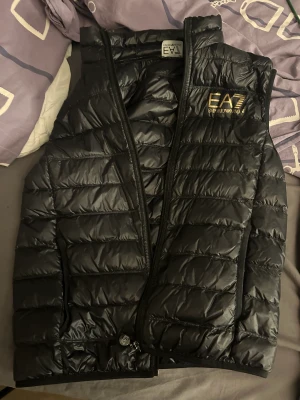 Ea7 väst - Säljer nu denna snygga ea7 västen😊 original pris 1300 men säljer denna för 600, endast använd 4 gånger! Både kvinna och man kan ha den