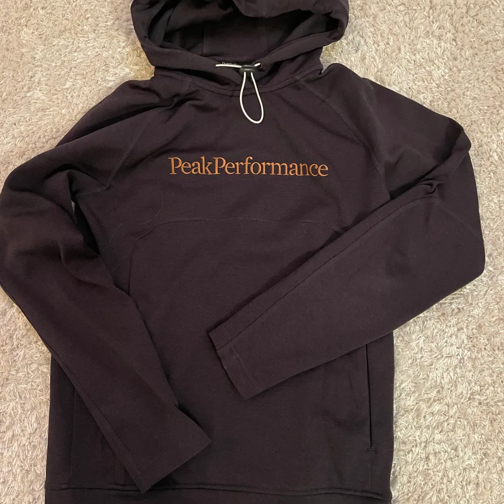 Grå Peak Performance i fint skick Storlek S Kan skickas mot frakt. Hoodies.