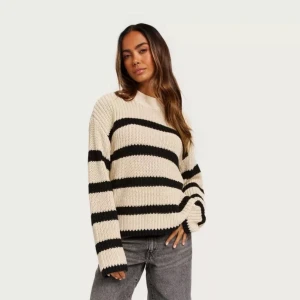 Stickad tröja  - Jag säljer denna stickade tröjan från Gina då den inte kommer till användning pris kan diskuteras privat.