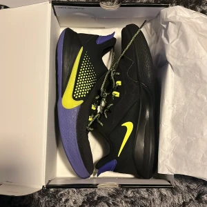 Kobe mamba fury - Säljer mina kobes då de var lite för små för mig. De är som nya, använda kanske 3 gånger MAX. skriv om ni har några funderingar eller om ni vill ha fler bilder. Kan även ta trades om de är rimliga:)