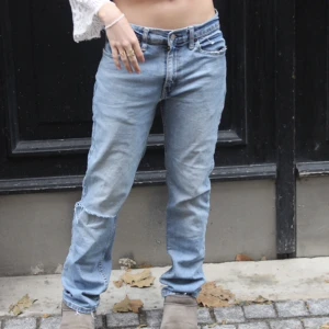 511 Levis jeans - Beställningar görs på vår hemsida: thrifteddesign.one.        Ett par ljusblåa Levi's jeans i modellen 511, passformen är straight. Jeansen har fickor fram och bak och ett hål på det högra knät. 