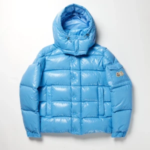 Moncler jacka - Helt ny moncler jacka fick den i present det finns kvitto och den är helt ny har knappt använt den och nfc knappen fungerar båda vid moncler märktes i armen och det finns Scan 