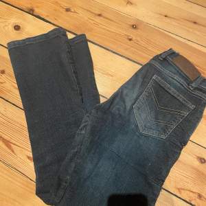 super fina bootcut o low waist jeans 💗waist 24 o längd 34 