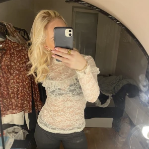 Spets tröja  - Fin spets tröja så fin men får ingen användning av den, storlek m men passar s💕