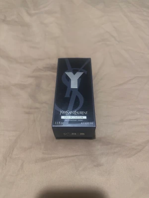 Yves Saint Laurent Y Eau de Parfum - Nypris ca 1200kr. 90+ml kvar. Kvitto finns.  Vid fler frågor är det bara att höra av dig!