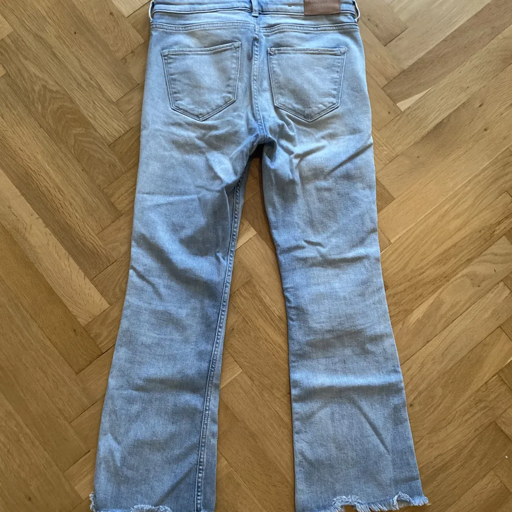 Super fina ljusblå lowwaisted bootcuts från H&M, med snygga fransar längst ner💖De är förkorta för mig som är 170cm lång så borde passa någon som är mellan 160-165 perfekt! Pris kan diskuteras vid snabb affär, skriv vid frågor eller fler bilder🫶💕. Jeans & Byxor.