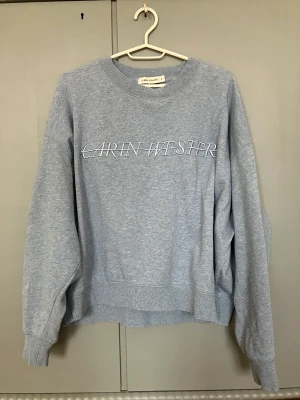 Carin Wester sweatshirt - Blå/grå sweatshirt från Carin Wester i storlek S. Tröjan är i  fint skick. Djur & rökfritt hem. Skickar fler bilder om det önskas:)