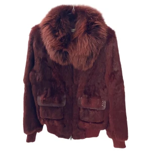 Vinröd pälsjacka - VÄRLDENS snyggaste vinröda pälsjacka i äkta päls. Påminner lite om meotin jackan i kragen men i en mycket snyggare modell helt i päls. Den är super varm och passar pefekt till vintern😍 Den är i bra skick men har en liten defekt 3.köpt på vestaire för 3000