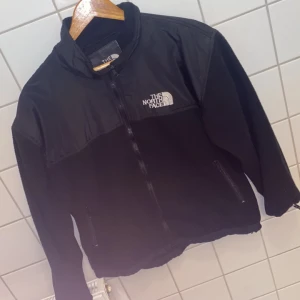 The north face - Tjena! Säljer en the north face tröja i storlek S, säljs för att den inte kommer till användning 