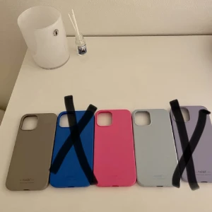 Holdit mobilskal🙌🏽 - Säljer 3st holdit mobilskal, ett grått, ljusblått och rosa. det på 2 bilden får man på köpet. Säljer då jag ska ha ny mobil, passar till iPhone 12. Ny pris 199kr säljer 3st för 80kr eller 1st för 20kr