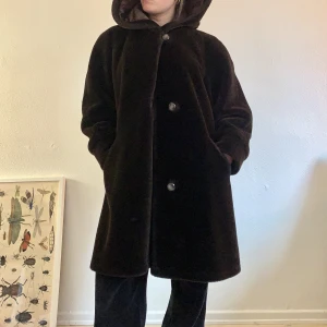 Pälsjacka - Brun pälsjacka i fuskpäls. Supermysig och varm. I fint skick!