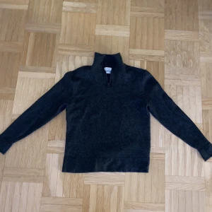 These Glory Days half zip - Tjena jag säljer denna feta halfzipen i merino ull från These Glory Days. Den är i XL men passar S/XS pga att den krymptes i tvätten. Bra skick annars ungrfär 8/10. 