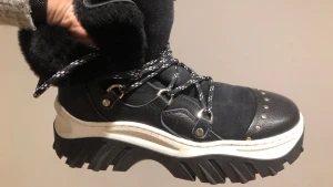 Inuikii kängor - I stort sett oanvända Inuikii kängor i mycket fint skick. Passar bra om man har strl 38 i skor.