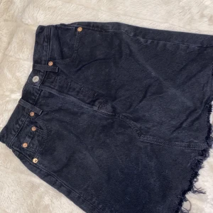 Jeanskjol - Oanvänd jeanskjol ifrån Levis i strl. 23.