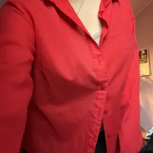 Röd skjorta i uppskattningsvis storlek S!