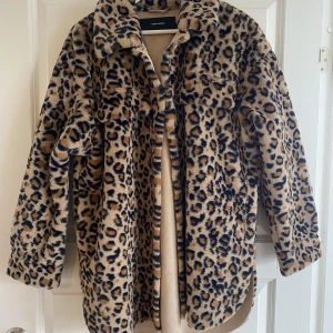 Leopardjacka - Supersnygg, helt oanvänd med prislapp kvar. Fakepäls såklart!