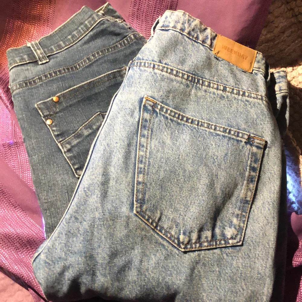  Ett par mörkblå jeans och ett par ljusblå jeans det är  märket    Olle och de andra weekday. Jeans & Byxor.