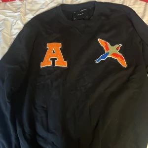 Axel arigato tröja - Säljer min axel arigato tröja, använda väldigt lite och i nyskick 