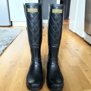 Gummistövlar - Svarta gummistövlar från Barbour. Köpt för några årsedan men sparsamt använda. 