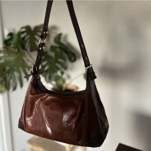 Väska Gianni Conti  - Väska från Gianni Conti i äkta läder. (Första bild lånad) Köpt på Plick men kom inte till användning. Kan användas som crossbody eller axelremsväska. Skriv för fler bilder eller frågor!💕