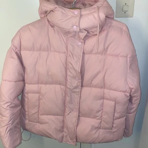 Dunjacka  - Säljer min jacka från Svea i modellen LYKKE. Köpt för 2349kr säljer för 400💖