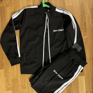 Palm Angels Tracksuit  - Oanvänd Palm Angels tracksuit. Storlek S inga fel alls! Skriv vid funderingar.