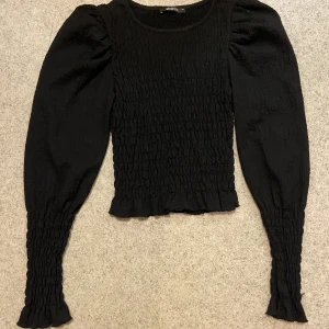 Festtopp - Festtopp puffärm och smock i fint skick