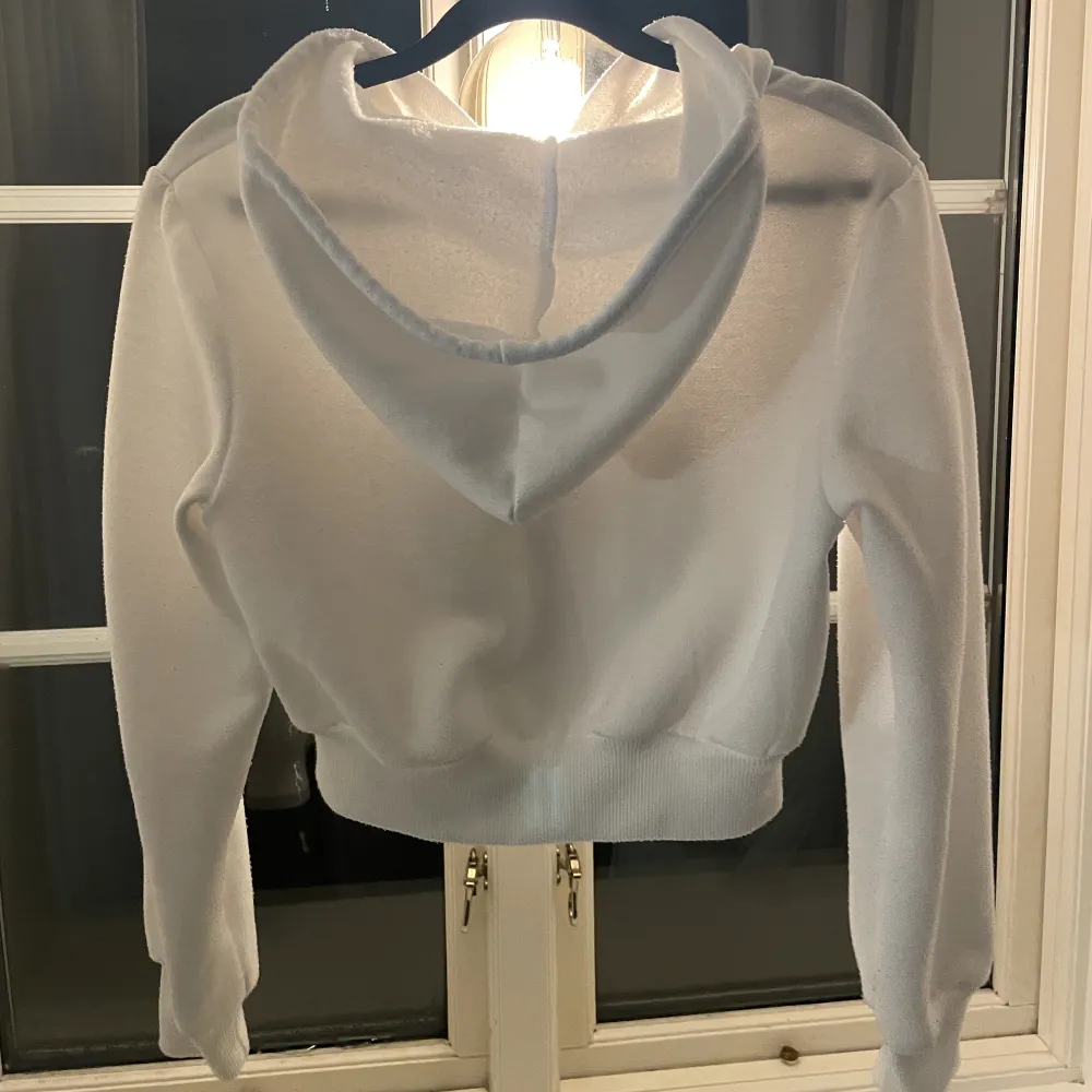 Säljer denna vita hoodietröjan med dragkedja. Den används inte och kolla in profilen efter fler plagg!💖. Hoodies.