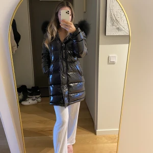 Femenina of sweden - Hej, säljer nu min glasniga jacka i storlek xs men kan passa s också, säljer då den inte kommer till användning, använt den typ 5 gånger så den är som ny. Nypris 3,700.  Skriv för fler bilder 