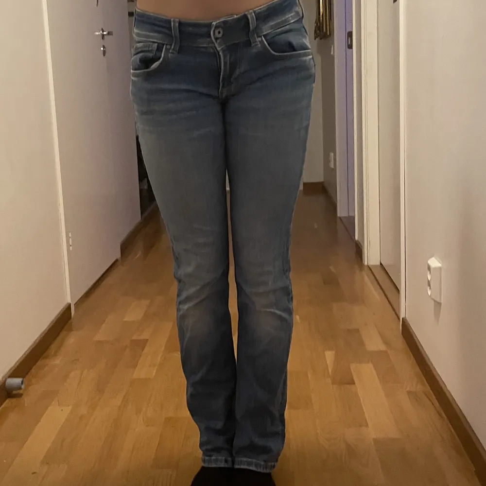 Säljer dessa lågmidjade jeans ifrån pepe jeans. Super fint skick förutom att den har ett väldigt litet hål på knät men inget som syns❤️. Jeans & Byxor.