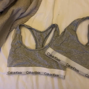 Calvin Klein topp - 2 Calvin Klein toppar, helt ny använd 1 gång och finns inga skador på någon av dem 🩷 Storlek s Nypris 300 kr styck   150 kr för 1 och 200 kr för både två 💞