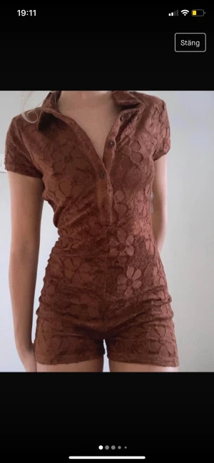 Brun jumpsuit - Oanvänd söt brun jumpsuit köpt i USA, som jag nu efter många om och men väljer att sälja.  Nypris 40$  Storlek S 