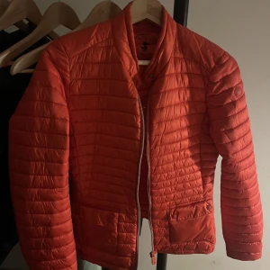 Röd jacka från SAVE THE DUCK - SAVE THE DUCK jacka i klarröd färg! Supersnygg modell i size 1 (XS/S) använd 1-2 ggr. Kan skicka fler bilder🦆