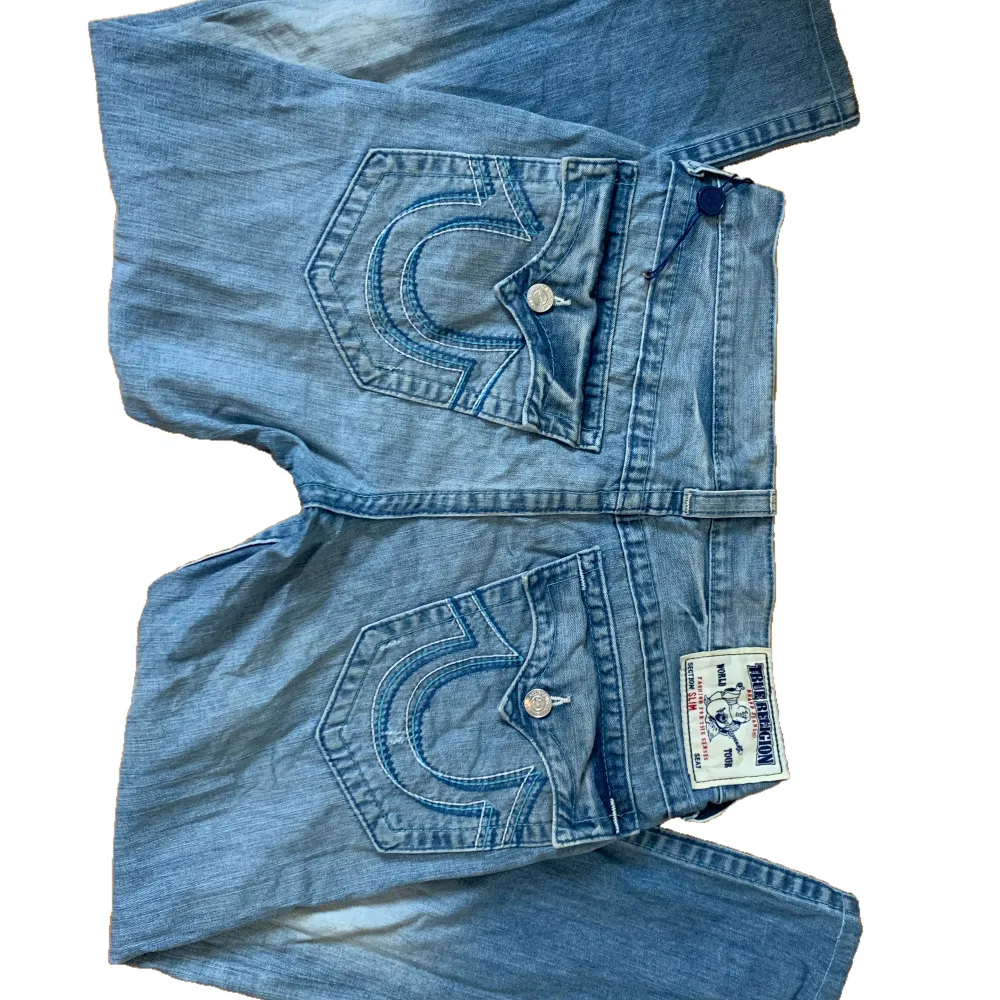 Feta True Religion Jeans i storlek 34. Inga defekter knappt använda! Bara att skriva om du har några frågor :). Jeans & Byxor.