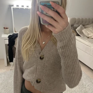 Kofta  - Fin kofta från only❤️Den är absolut aldrig använd och har inga defekter. 