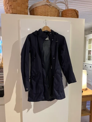 Regnjacka Didriksons - Lång regnjacka från Didriksons med dragsko bak!