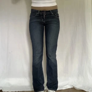 Levis jeans  - Hej! Säljer nu mina lågmidjade jeans från Levis . Dem är i storlek 34/36 och är tyvärr precis på gränsen till försmå för mig som vanligtvis har storlek 36/38 i jeans. De är köpta second hand för 1200 kr. Lägg gärna bud 