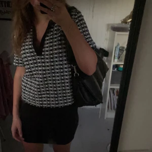 Mönstrad topp - Stickad topp från   Zara i stl S💋 använd fåtal gånger, köpt förra året. Vit och marinblå