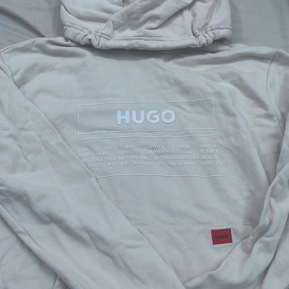 Ben vit Hugo hoodie. Köpt på NK. Använd ca 1-2 gg. Felfri och i topp skick. Säljs då den inte används. Nypris ca 800?. Hoodies.