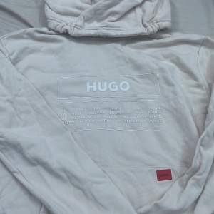 Ben vit Hugo hoodie. Köpt på NK. Använd ca 1-2 gg. Felfri och i topp skick. Säljs då den inte används. Nypris ca 800?